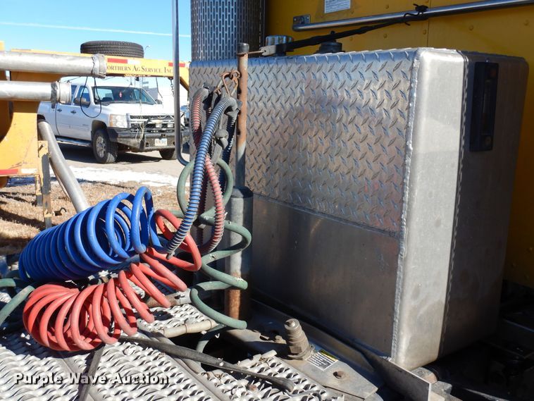 image for item DF8261 2002 Peterbilt 379  semi truck