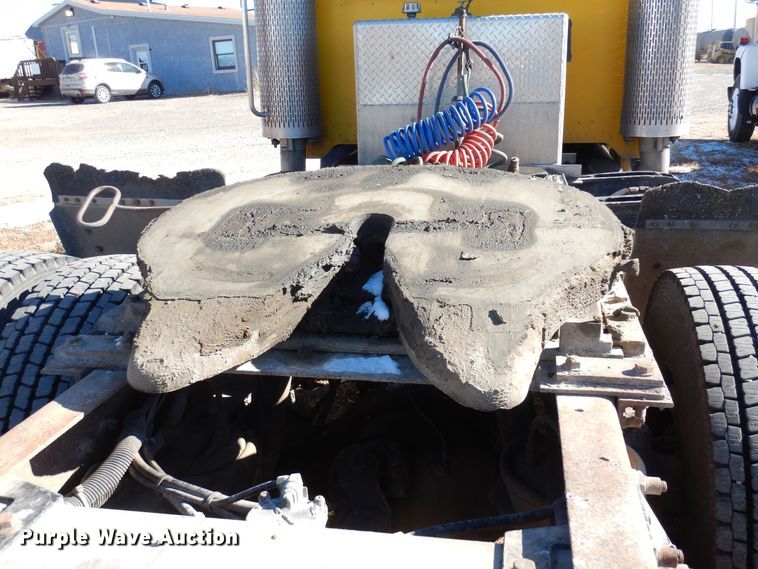 image for item DF8261 2002 Peterbilt 379  semi truck