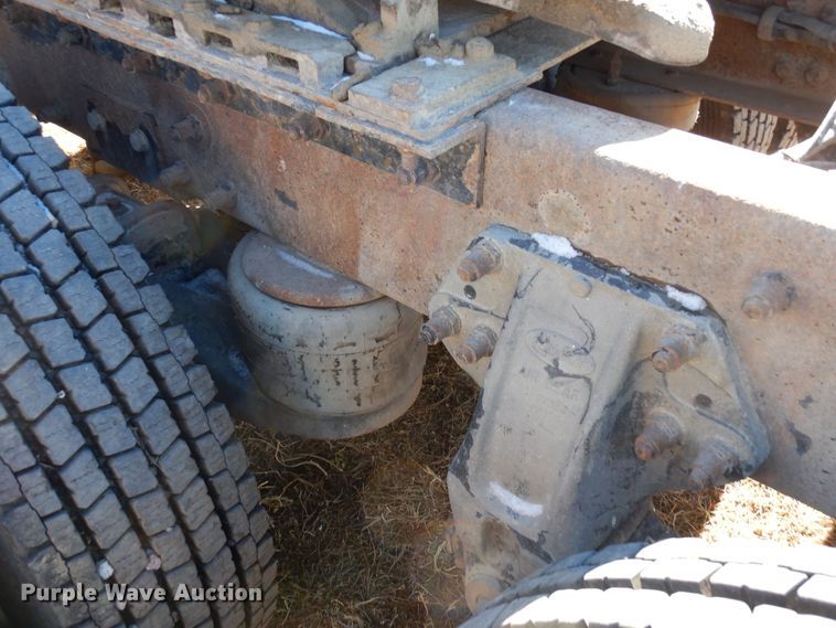 image for item DF8261 2002 Peterbilt 379  semi truck