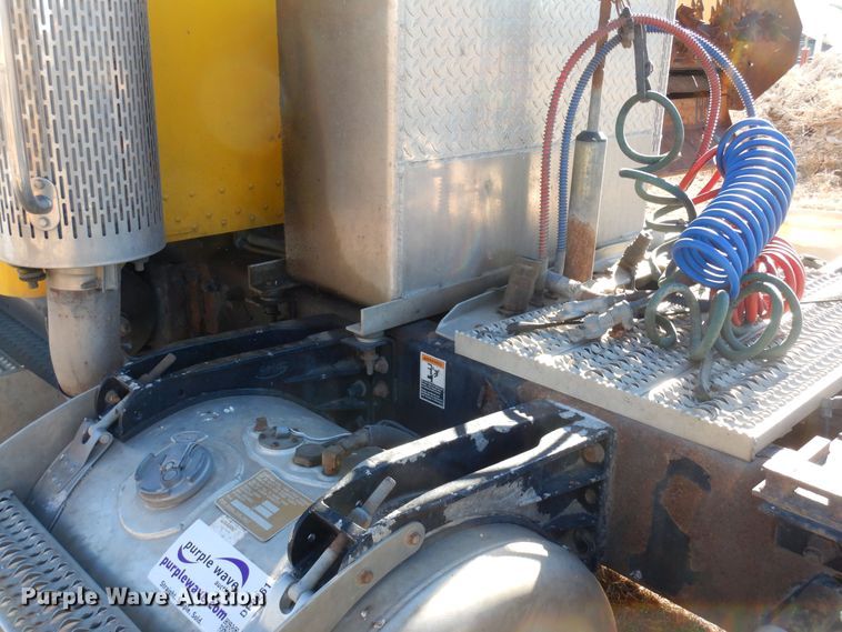 image for item DF8261 2002 Peterbilt 379  semi truck