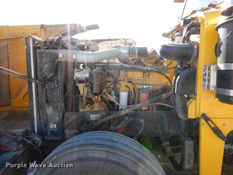 image for item DF8261 2002 Peterbilt 379  semi truck