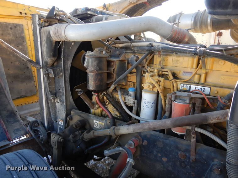 image for item DF8261 2002 Peterbilt 379  semi truck