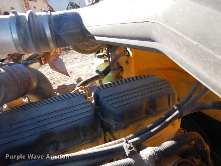 image for item DF8261 2002 Peterbilt 379  semi truck