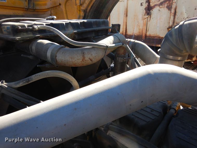 image for item DF8261 2002 Peterbilt 379  semi truck