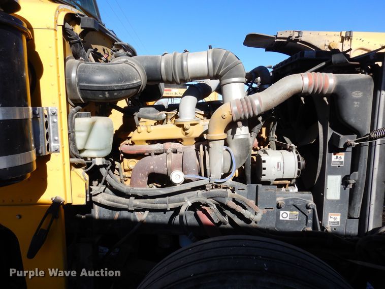 image for item DF8261 2002 Peterbilt 379  semi truck