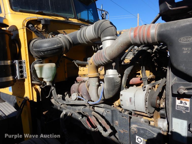 image for item DF8261 2002 Peterbilt 379  semi truck