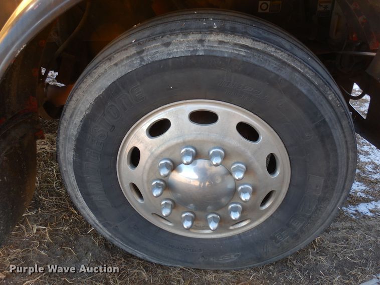 image for item DF8261 2002 Peterbilt 379  semi truck