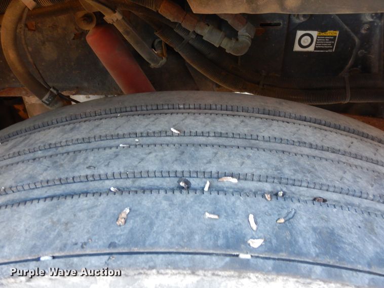 image for item DF8261 2002 Peterbilt 379  semi truck