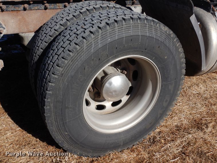 image for item DF8261 2002 Peterbilt 379  semi truck