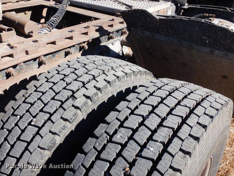 image for item DF8261 2002 Peterbilt 379  semi truck