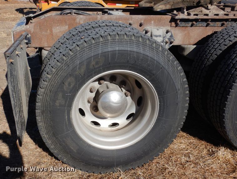 image for item DF8261 2002 Peterbilt 379  semi truck