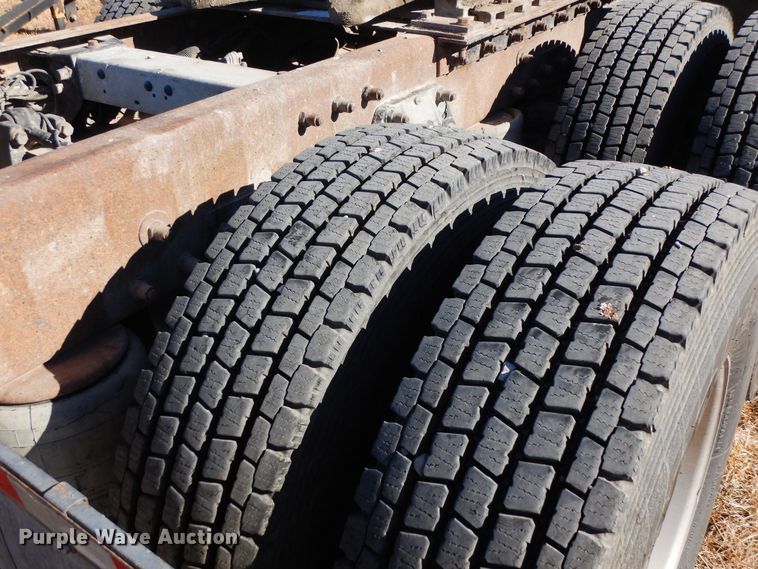 image for item DF8261 2002 Peterbilt 379  semi truck