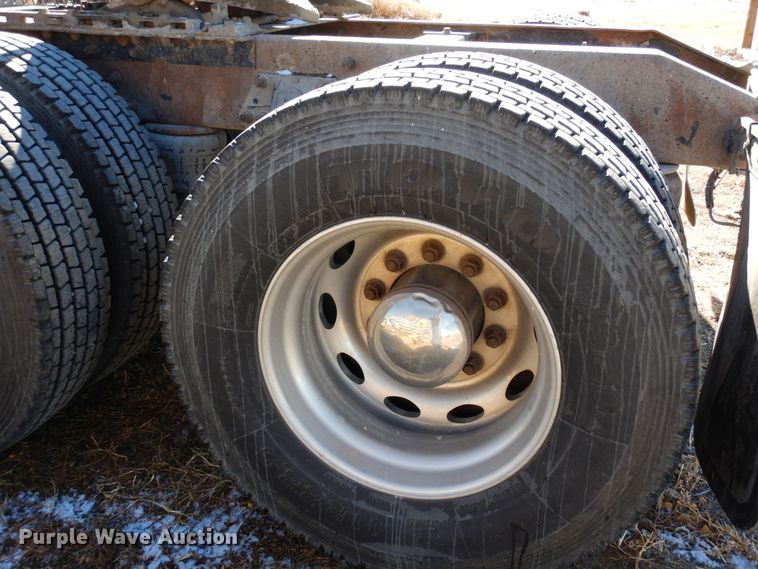 image for item DF8261 2002 Peterbilt 379  semi truck