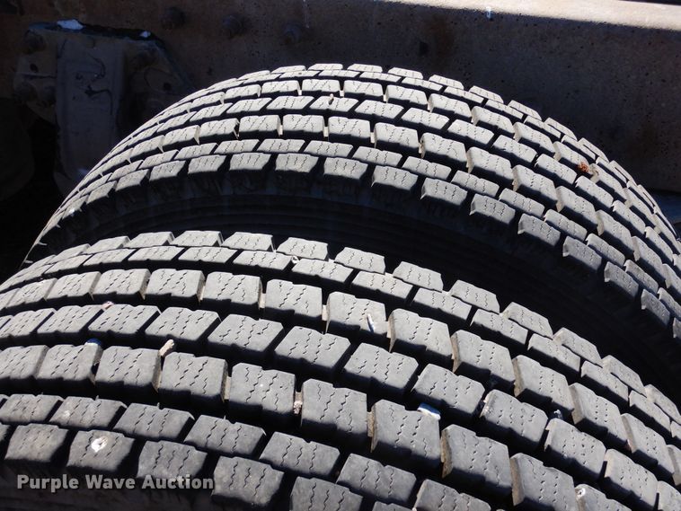 image for item DF8261 2002 Peterbilt 379  semi truck