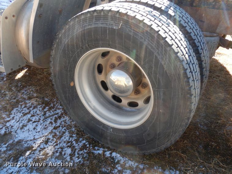 image for item DF8261 2002 Peterbilt 379  semi truck