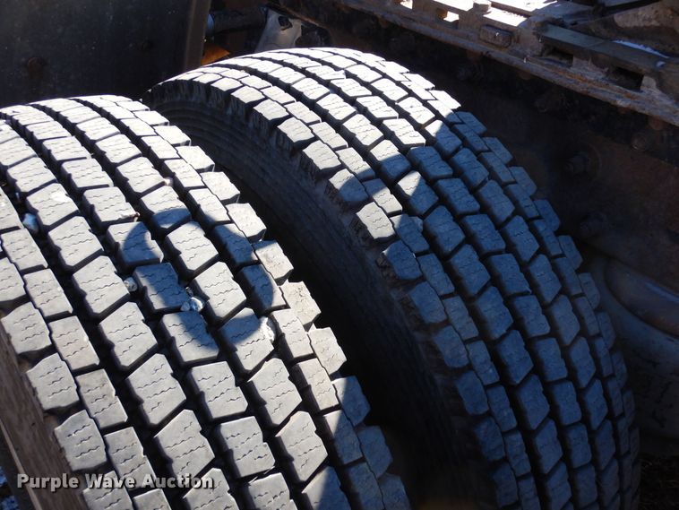 image for item DF8261 2002 Peterbilt 379  semi truck