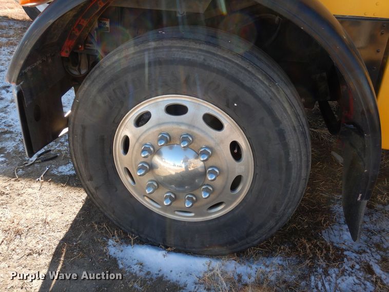 image for item DF8261 2002 Peterbilt 379  semi truck