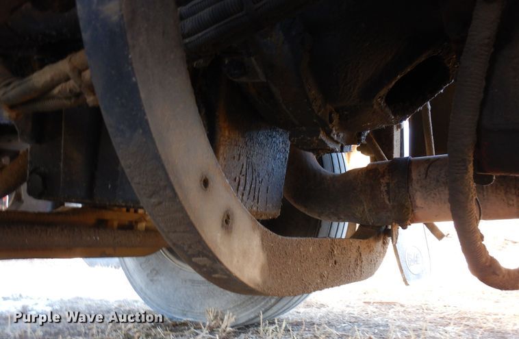 image for item DF8261 2002 Peterbilt 379  semi truck