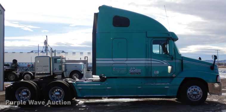 image for item DF8270 1998 Freightliner Century Class  semi truck