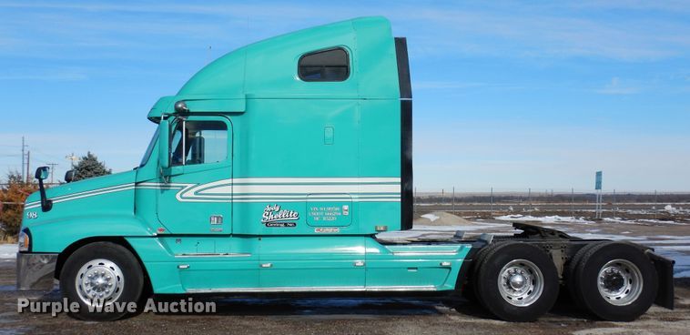 image for item DF8270 1998 Freightliner Century Class  semi truck