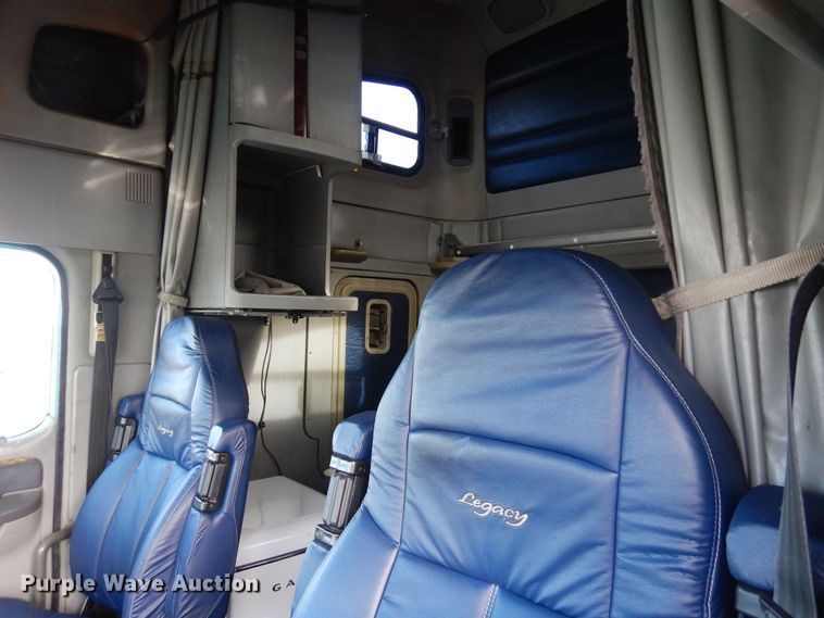 image for item DF8270 1998 Freightliner Century Class  semi truck