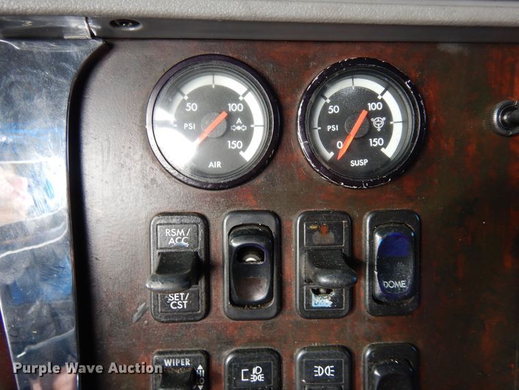 image for item DF8270 1998 Freightliner Century Class  semi truck