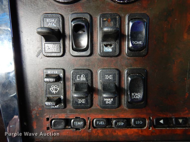 image for item DF8270 1998 Freightliner Century Class  semi truck