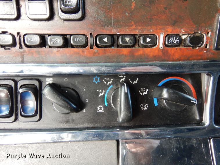 image for item DF8270 1998 Freightliner Century Class  semi truck