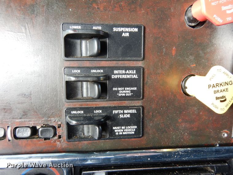 image for item DF8270 1998 Freightliner Century Class  semi truck