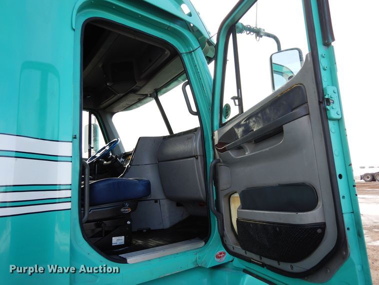 image for item DF8270 1998 Freightliner Century Class  semi truck