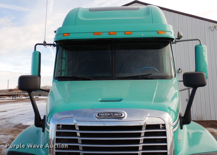 image for item DF8270 1998 Freightliner Century Class  semi truck