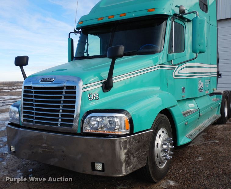 image for item DF8270 1998 Freightliner Century Class  semi truck