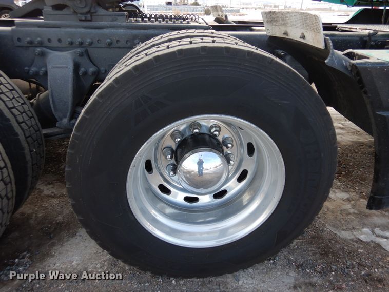 image for item DF8270 1998 Freightliner Century Class  semi truck