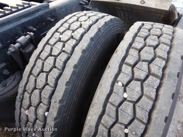 image for item DF8270 1998 Freightliner Century Class  semi truck