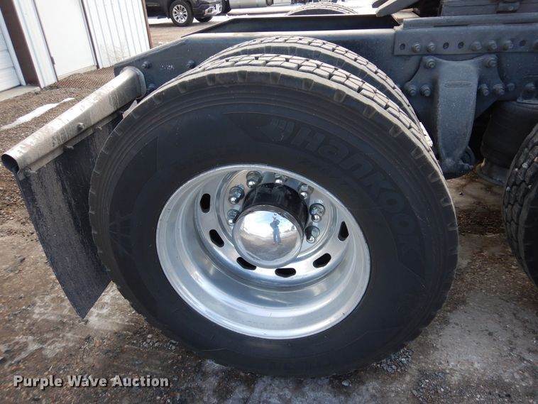 image for item DF8270 1998 Freightliner Century Class  semi truck