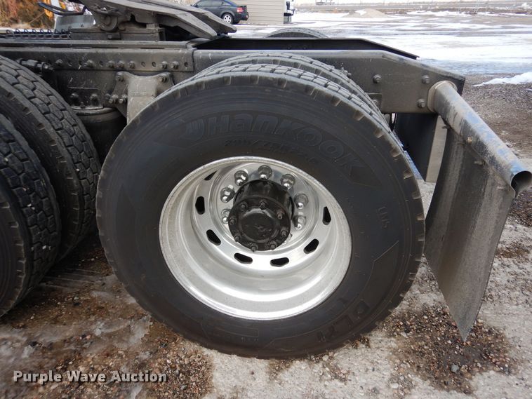 image for item DF8270 1998 Freightliner Century Class  semi truck