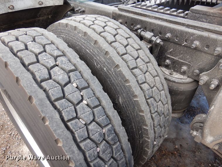 image for item DF8270 1998 Freightliner Century Class  semi truck