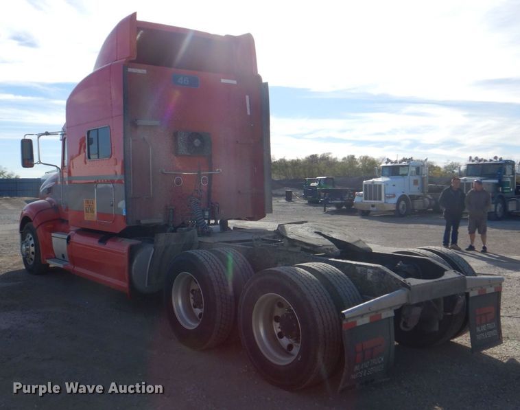 image for item DH7513 2013 Peterbilt 386 semi truck