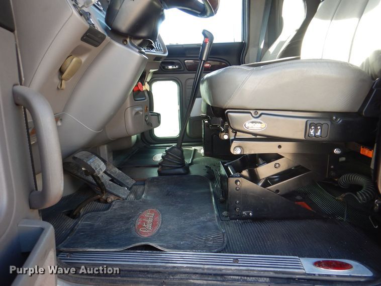 image for item DH7513 2013 Peterbilt 386 semi truck