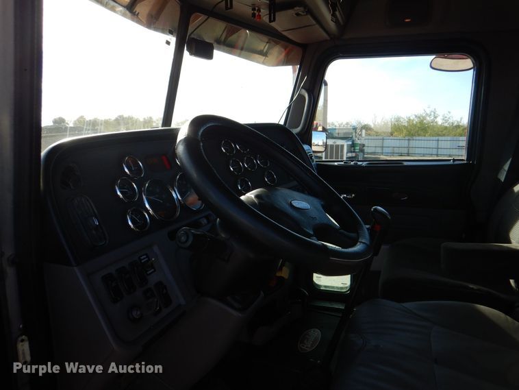 image for item DH7513 2013 Peterbilt 386 semi truck