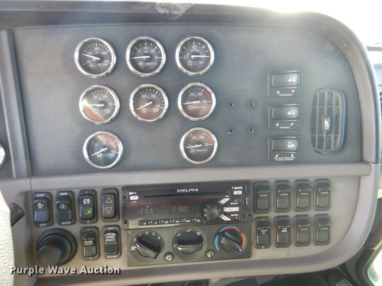 image for item DH7513 2013 Peterbilt 386 semi truck