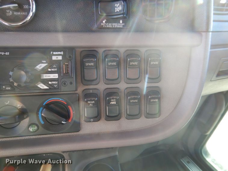 image for item DH7513 2013 Peterbilt 386 semi truck