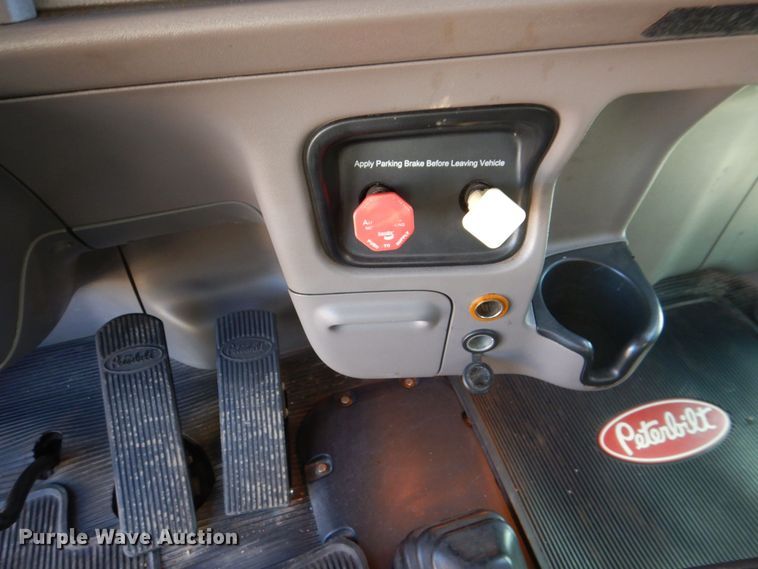 image for item DH7513 2013 Peterbilt 386 semi truck