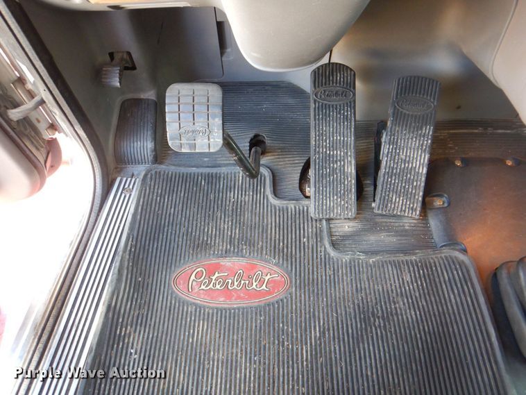 image for item DH7513 2013 Peterbilt 386 semi truck