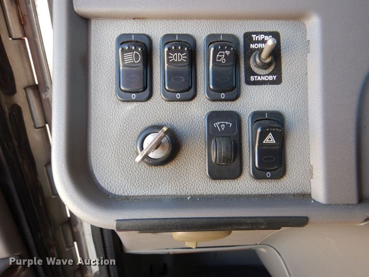 image for item DH7513 2013 Peterbilt 386 semi truck