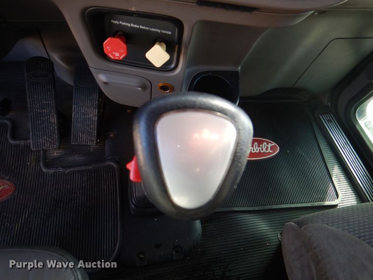 image for item DH7513 2013 Peterbilt 386 semi truck