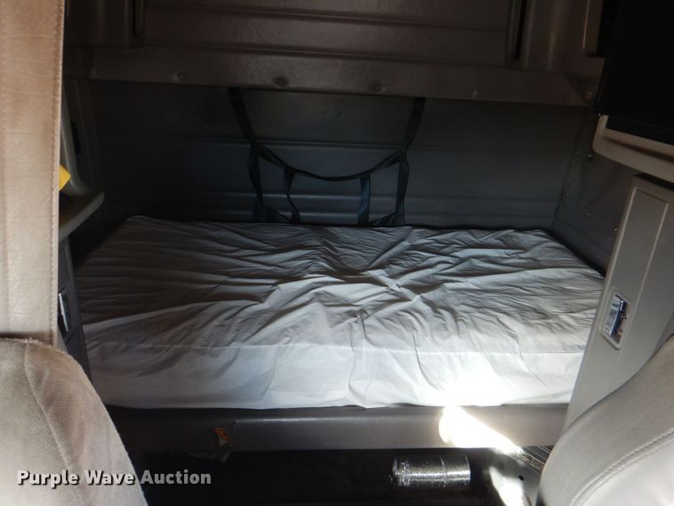 image for item DH7513 2013 Peterbilt 386 semi truck