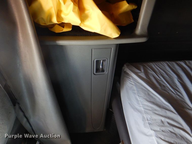 image for item DH7513 2013 Peterbilt 386 semi truck