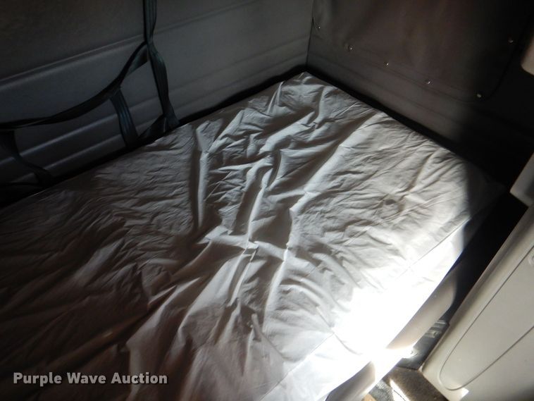 image for item DH7513 2013 Peterbilt 386 semi truck