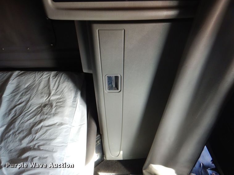 image for item DH7513 2013 Peterbilt 386 semi truck